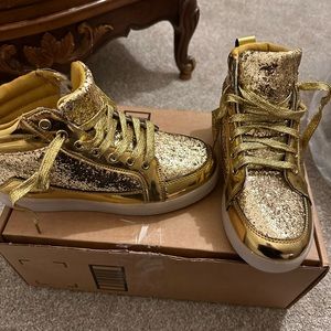 Size 6 gold light up shoes with charger